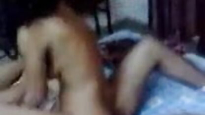 शरारती सुनहरे बालों वाली लघु फुल एचडी फिल्म सेक्सी डेनिम में