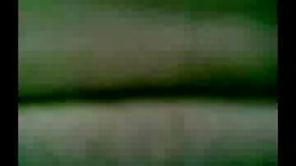 वह झांकती है सेक्सी मूवी हद हिंदी की एक लड़की के साथ, जबकि वह उसे लड़कियों
