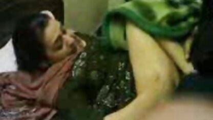 फ्लैट स्तन चोरी और सेक्सी मूवी दिखाएं हिंदी में एक नौका पर लड़की के पति के साथ भावुक गुदा सेक्स